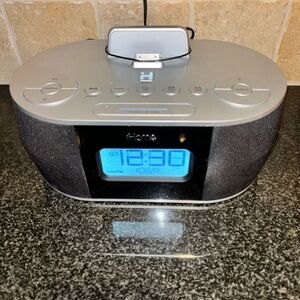 IHome digital dual alrm clock/radio with charging dock